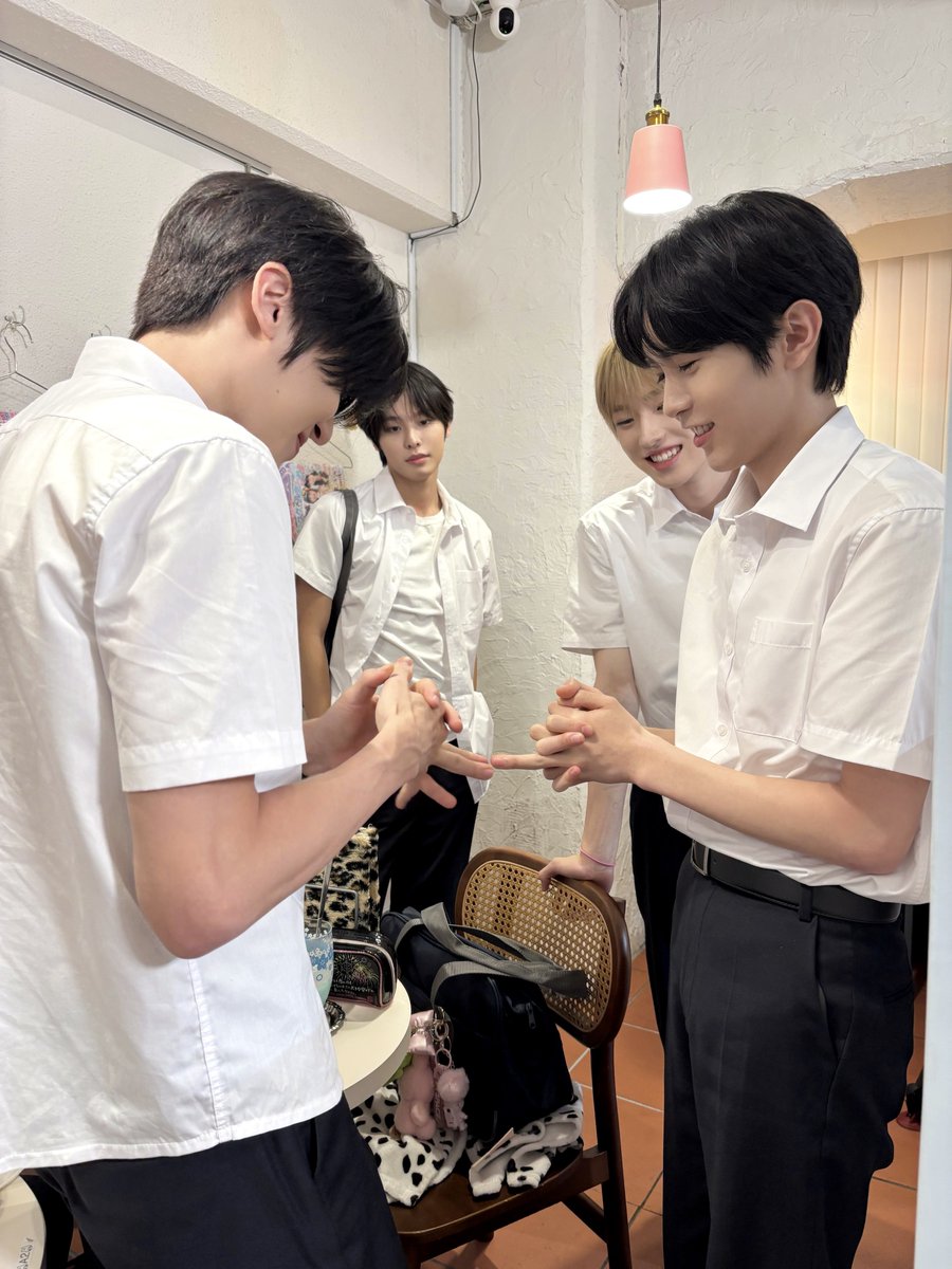 nctwishofficial's tweet photo. 🍙🧃🎒

EVERYTHING, ALL AT ONCE, NEO
https://t.co/DaNuhRRJE7 

#NCTWISH #WISH_BoyMeetsGirl
#BoyMeetsGirl #YO_I_DON! 
#NCT_10TH_ANNIVERSARY https://t.co/TpBYC5pqZi