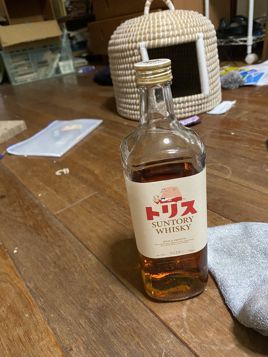 OYphlz's tweet photo. みんな美味しそうなウイスキー飲んでるけどわいはトリスしか飲んでなくて悲しい https://t.co/wHIhNw5K39