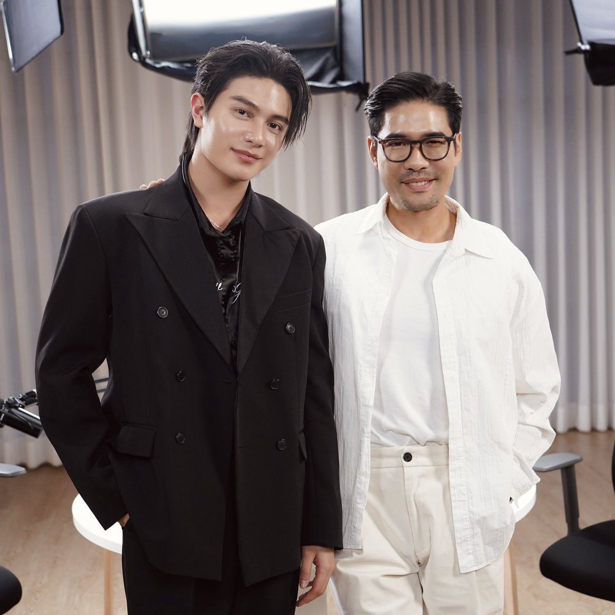 WEofficialTH's tweet photo. ขอขอบคุณพี่วู้ดดี้ @Woodytalk และรายการ @ Woody Talk 

ขอบคุณที่มอบพื้นที่ดี ๆ ให้วิลเลี่ยมได้เล่าเรื่องราว ถ่ายทอดความคิด ความฝัน และประสบการณ์ผ่านบทสนทนาที่อบอุ่น เป็นธรรมชาติ และจริงใจ ทำให้พวกเราได้เห็นอีกหลายมุมของน้องวิลเลี่ยม ทั้งความตั้งใจ ความอ่อนโยน และทัศนคติที่งดงาม

เชื่อว่าบทสัมภาษณ์ในครั้งนี้ไม่เพียงทำให้แฟน ๆ ยิ้มไปด้วยกัน แต่ยังทำให้อีกหลายๆคนได้รู้จักและตกหลุมรักวิลเลี่ยมมากขึ้น ขอบคุณสำหรับการต้อนรับและการพูดคุยที่เต็มไปด้วยคุณภาพ หวังว่าจะมีโอกาสได้เห็นวิลเลี่ยมกลับมาเยือน Woody Talk อีกครั้งนะคะ 💙

WILLIAM X WOODY
#WilliamjkpXWoodytalk