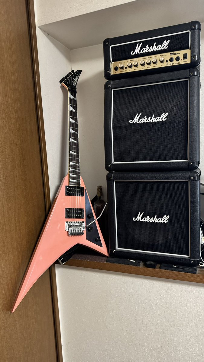 kazalfmac1972's tweet photo. ベイエリア見て、衝撃受けて、憧れて、探しまくって、ゲットしたのです。
 #THEALFEE #TOKYOBAYAREA  #ベイエリア　#Jackson #Charvel https://t.co/HVwBNuYUMF
