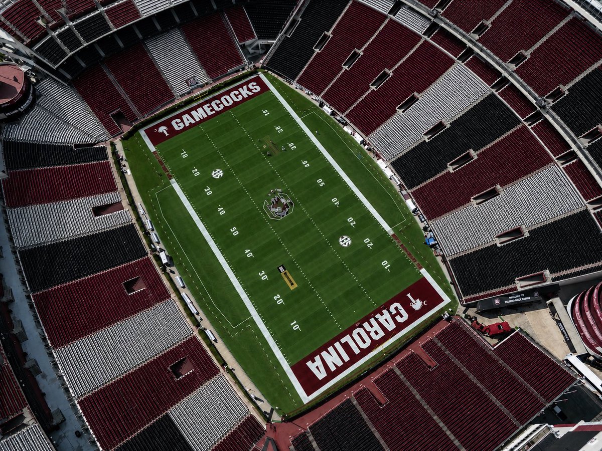 ChipDeliveryGuy's tweet photo. @MSC32 @GamecockFB @GamecocksOnline @CoachSBeamer @JDonati_SC Garnet makes it look dark, mix it up https://t.co/ioTfEvYqnh
