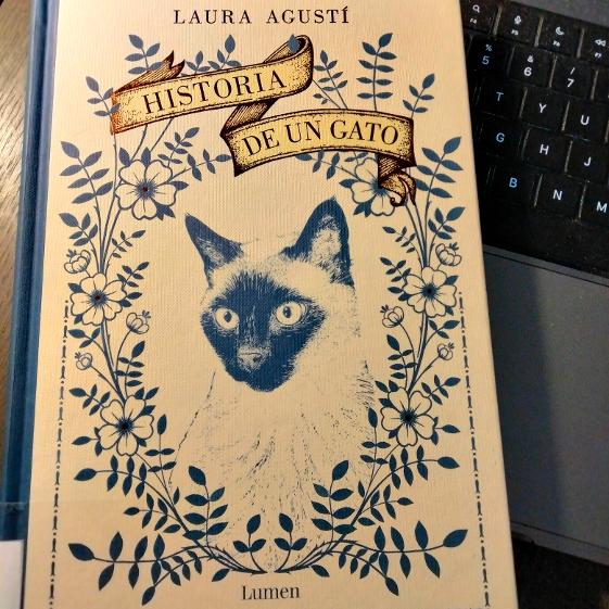 FCanizares's tweet photo. #HeLeído 'Historia de un gato', de Laura Agustí. ¡Qué maravillosa edición de @LumenEdit con textos e ilustraciones de la autora. 

📚Es un libro para disfrutones de los animales, para las personas de corazón, para los enamorados de lo rural, y para leer del tirón o en zigzag. https://t.co/KiBexRsaDz