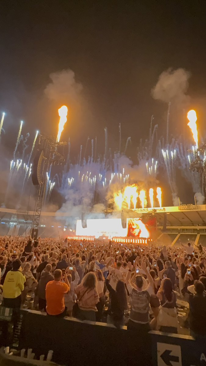 maxttyyy's tweet photo. @ollieollieGA I was at Calvin Harris last night and the atmosphere was worth the money alone! And he brought on Clementine Douglas, a fantastic singer and EDM vocalist, to sing live. It was great :) the accessibility was great too! https://t.co/FBCfHZw9CH