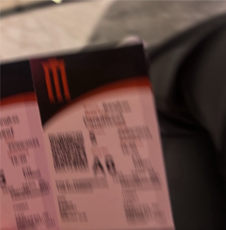 mara78x's tweet photo. ตอนนั้นคุยกันมา 8 เดือน วันนั้นมีนัดดูหนังด้วยกันตอนเย็นและผมตั้งใจจะขอเป็นแฟน เลยไปซื้อดอกไม้แล้วก็วนกลับมาที่มอรอเค้าเลิกเรียนเลย พอถึงห้างไปกินข้าวซื้อตั๋วหนัง หนังมันจบคือห้างปิดแล้ว เลยกลับเข้าไปที่รถเพราะจะเอารถไปจอดที่จอดรถจรMRT เลยขอเป็นแฟนตอนอยู่ในรถพร้อมกับดอกไม้ที่แว๊บไปซื้อ ตอนแรกจะขอหลังดูหนังจบ แต่คิดมาทั้งวันทั้งคืนละ เลยพูดไปเลย