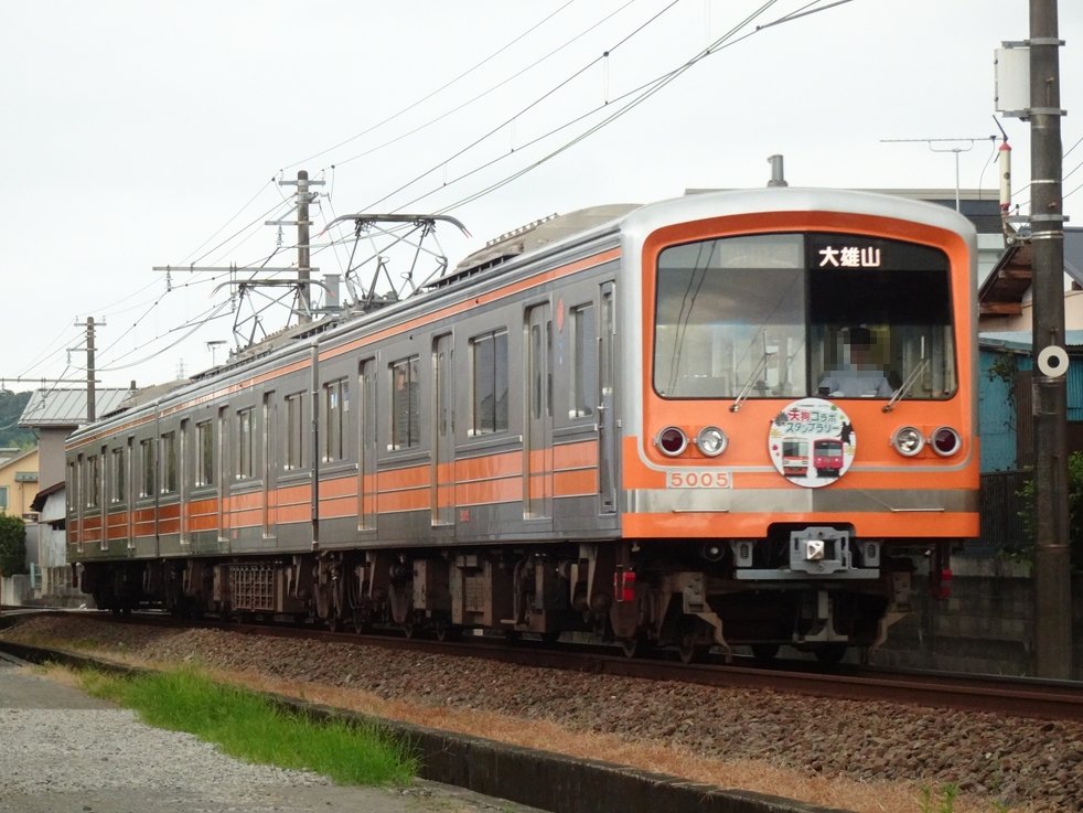 _N_station_'s tweet photo. 先日は、本日が誕生日の「鉄道むすめ」塚原いさみさんのバースデーヘッドマークを撮影するため伊豆箱根鉄道大雄山線へ。
思いのほか天気が悪く暗い写真ばかりになってしまったが、逆に前照灯を点灯した姿を見ることができた。
また、大雄山線開業100周年ヘッドマークなども撮影できた。 https://t.co/LROa5PGbGD