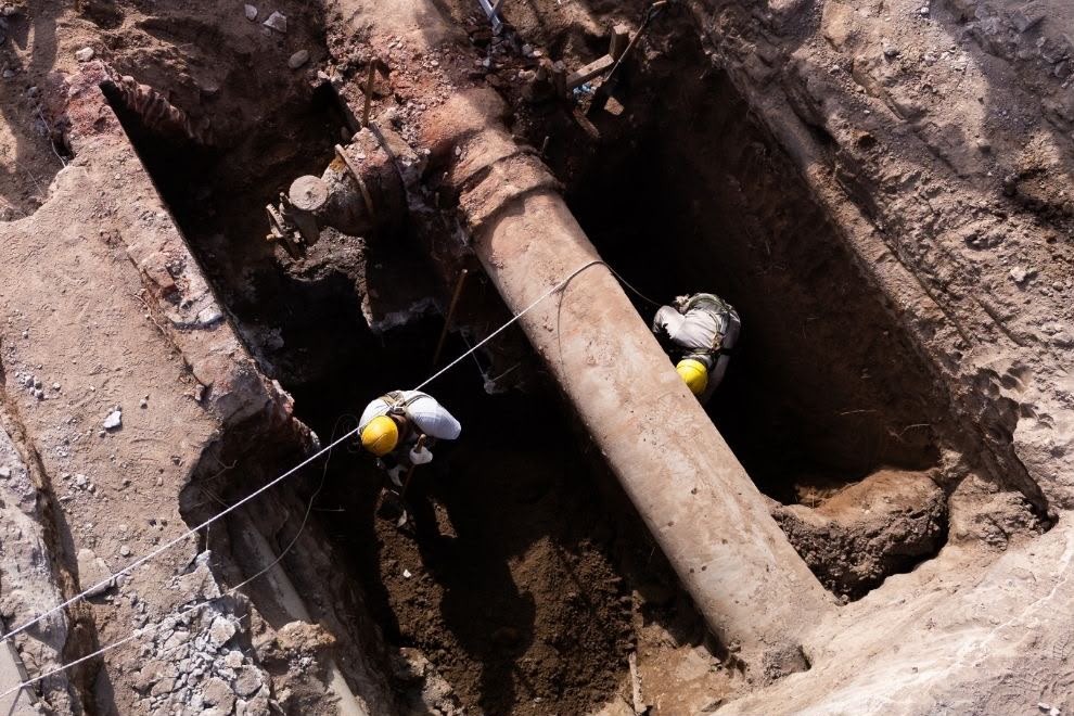 gobdecordoba's tweet photo. 💧 En #CruzDelEje avanzamos con una #obra integral para modernizar y ampliar el sistema de agua potable y saneamiento de la ciudad.

👉 Los trabajos ya superan  el 21% de avance y está pensada para fortalecer la infraestructura sanitaria de la localidad y acompañar el crecimiento de la ciudad durante las próximas décadas, beneficiando a 34 mil vecinos de la ciudad. 

🏗️ La ejecución integral de la #infraestructura permitirá incrementar la capacidad del sistema sanitario, mejorar la eficiencia operativa de las instalaciones de agua potable y saneamiento e incorporar nuevas tecnologías de automatización.

Los trabajos incluyen la recuperación de las instalaciones mediante reparaciones estructurales, limpieza de cañerías y revisión de equipos electromecánicos. La ampliación de la capacidad de tratamiento de la planta y más. 🚰

Más info 🔗  https://t.co/AntqkmqOLP 

#HacerParaCrecer