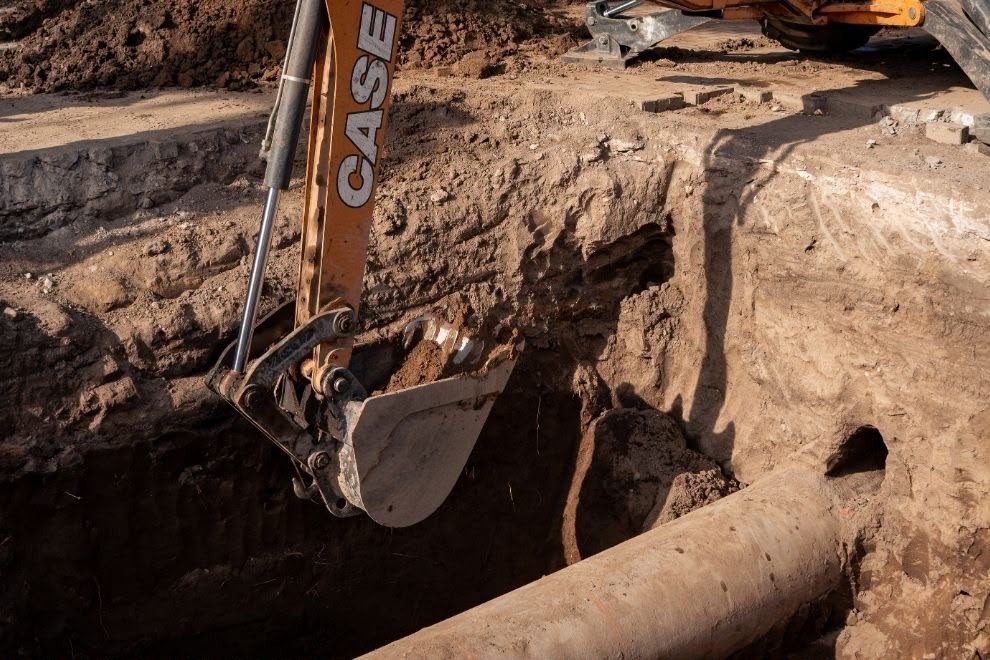 gobdecordoba's tweet photo. 💧 En #CruzDelEje avanzamos con una #obra integral para modernizar y ampliar el sistema de agua potable y saneamiento de la ciudad.

👉 Los trabajos ya superan  el 21% de avance y está pensada para fortalecer la infraestructura sanitaria de la localidad y acompañar el crecimiento de la ciudad durante las próximas décadas, beneficiando a 34 mil vecinos de la ciudad. 

🏗️ La ejecución integral de la #infraestructura permitirá incrementar la capacidad del sistema sanitario, mejorar la eficiencia operativa de las instalaciones de agua potable y saneamiento e incorporar nuevas tecnologías de automatización.

Los trabajos incluyen la recuperación de las instalaciones mediante reparaciones estructurales, limpieza de cañerías y revisión de equipos electromecánicos. La ampliación de la capacidad de tratamiento de la planta y más. 🚰

Más info 🔗  https://t.co/AntqkmqOLP 

#HacerParaCrecer