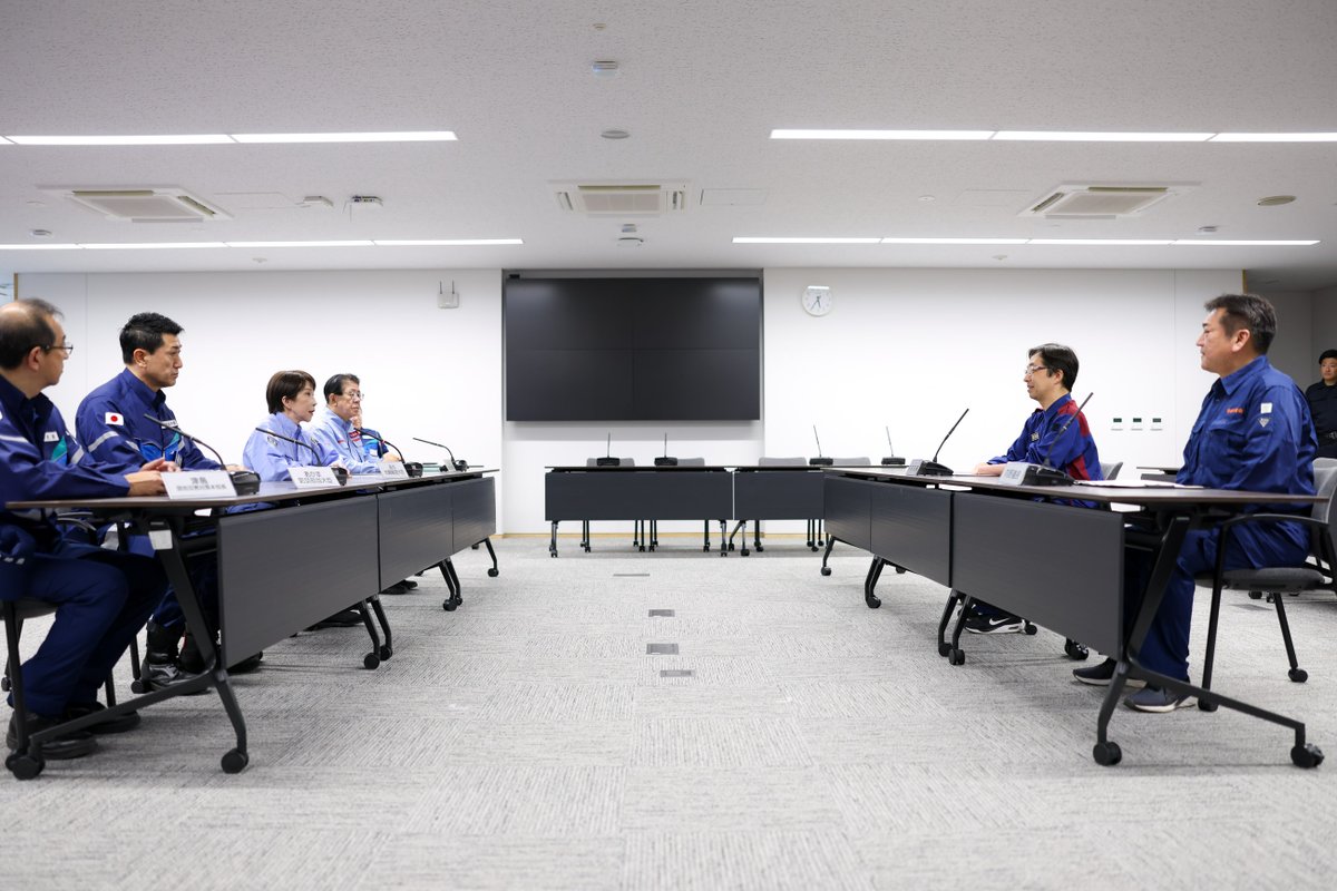 takaichi_sanae's tweet photo. 本日、令和８年熊本地震の被災地を訪問させていただきました。

発災直後は、救助・救命作業を続ける現場に負担をかけてはいけないと思い、現地入りを控えていました。
「救出活動に一定の目処がついた」との報告を受けましたので、被災状況や酷暑の中での避難の現状について、実際に私自身の目で見て、今後の対応に当たっていくべきであると考え、熊本県とも相談の上、本日の訪問となりました。

先ずは、益城町、嘉島町、御船町、熊本市、宇城市、氷川町、八代市、宇土市の上空から、道路、橋、港など公共インフラ被害や企業の被害状況について広く視察しました。

続いて、氷川町内の避難所にお邪魔し、被災された方々から避難生活の状況や若い世代の暮らしへの不安のお声を直接お伺いしました。

夕方には、熊本県庁で木村知事と意見交換を行い、避難所への更なる支援と財政的支援などについてご要望を賜りました。

政府としては、やれることは全てやるとの決意の下、被災地・被災された方々のために何ができるかを早急に検討し、木村知事からいただいたご要望も踏まえ、先手・先手で取組を進めてまいります。

今般の視察結果も踏まえ、プッシュ型の物資支援、都道府県の行う救助業務への支援、応急復旧を含めた災害復旧について、より迅速にかつ一層強化するため、明日、200億円を超える規模の「予備費の使用」を閣議決定し、必要な予算を確保致します。

「激甚災害の指定」についても、現時点で公共土木施設や農地などの災害復旧事業について、「本激」として指定する見込みです。
自治体の災害復旧事業について、全力で支援してまいります。

中小企業の被害状況についても、現在、自治体や関係省庁が精査中であり、国の職員を派遣して調査を加速しつつ、今後、指定基準に照らして適切に対応してまいります。

被災自治体に対する支援としては、既に総額616億円の「普通交付税の繰上げ交付」も決定いたしました。

今後も必要な予算の手当を行っていきます。
各被災自治体におかれましては、財政面で躊躇することなく、全力で応急対応や復旧対応に当たっていただきたいと思っています。

今般の災害によって被災された皆様が生活や生業の再建に専念していただけるよう、今般の災害を「特定非常災害」に指定することとしました。
この指定により、発災日である令和8年7月28日から、自動車運転免許や飲食店の営業許可の有効期間の延長などの措置を講じます。

発災から6日が経過し、厳しい暑さの中で精神的にも体力的にも過酷な避難生活が続いており、被災された方々は先の見えない不安を抱いておられます。

電力は復旧しましたが、各家庭内の設備の復旧なども迅速かつ丁寧に進めていきます。

水については、避難所や福祉・医療機関への供給を絶やさず、今週を目処に復旧見通しをお示しする予定です。
政府を挙げて、給水体制の強化や全国自治体の上下水道技術職員の協力派遣を促進いたします。

ガソリンなど燃料油の供給は、平時と比較して4倍の供給体制を整え、昨日までに被害の大きかった八代市・宇城市・氷川町の3市町でも8割を超えるガソリンスタンドが既に営業を再開しました。
さらにガソリンスタンドの営業開始を支援し、被災地の皆様の調達への不安を解消してまいります。

「応急的な住まいの確保」に向けては、昨日から、ホテル・旅館避難が開始されました。
また、本日8月3日からは、まずは宇城市と氷川町において「建設型応急住宅」の工事に着手しました。
被災者の方が安心して過ごすことができる住まいを速やかに提供できるよう、政府としても自治体と連携して取り組んでまいります。

警察・消防による避難所や車中泊の方々への見回りも強化し、熱中症対策の周知などの必要な対応を行ってまいります。
空き巣など震災に便乗した犯罪の発生も懸念されることから、各府県警察の特別自動車警ら部隊や機動隊が入県し、警戒・警ら体制を強化しています。

また、明日、PFI船「はくおうⅡ」が、八代港に到着し、入浴、宿泊、食事などの支援を拡大するとともに、船内の一部で医療提供を行います。

一日でも早く安心して元の生活を取り戻していただけるよう、政府一丸となって、現下の震災対応、そして被災された方々の生活と生業の再建支援に、力を尽くしてまいります。