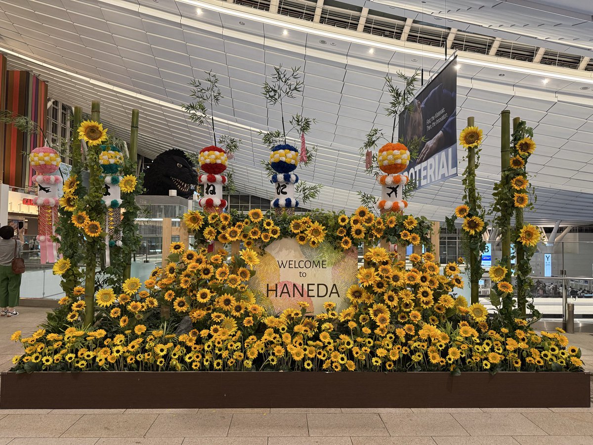 SakurabouYY's tweet photo. @fantastics_fext #FANTASTICS #SUNFLOWER
＃僕たちのサンフラワー
羽田空港✈️ https://t.co/yMa9rLMscT
