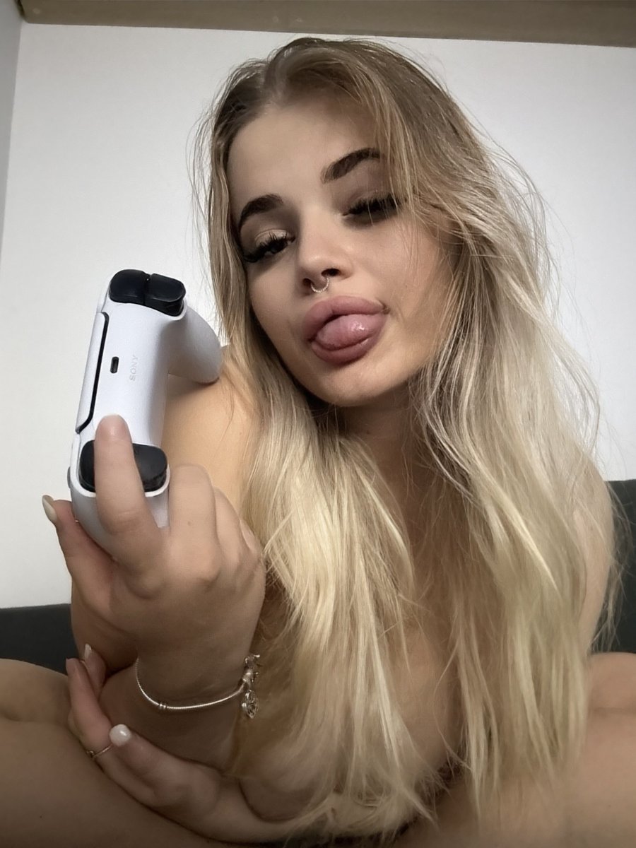 gg_roselinde's tweet photo. Wanna play PlayStation with me? 🎮 https://t.co/Q21ismjtr6