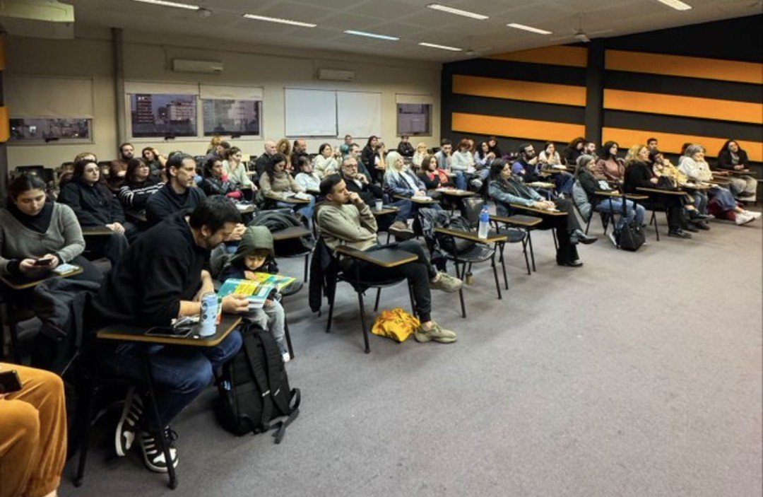 cscolari's tweet photo. Días intensos en  Buenos Aires, con actividades en @UNTREF y @ubasociales. Grandes conversaciones sobre nuevos giros teóricos y mediatizaciones gaseosas en el VII Congreso de Glotopolitica y sobre la evolución de los miedos a los medios en UBA. Gracias Elvira Narvaja de Arnoux, @julitoalonso y @ximetobi por las invitaciones!