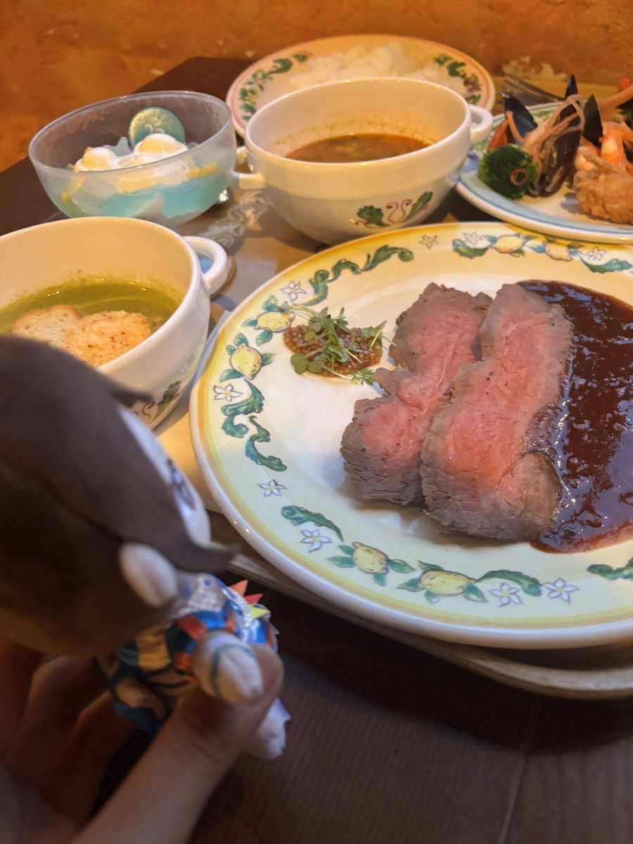 Kn62_53's tweet photo. うきわまんとローストビーフだよ、かなみん https://t.co/tgr0kNyyhV