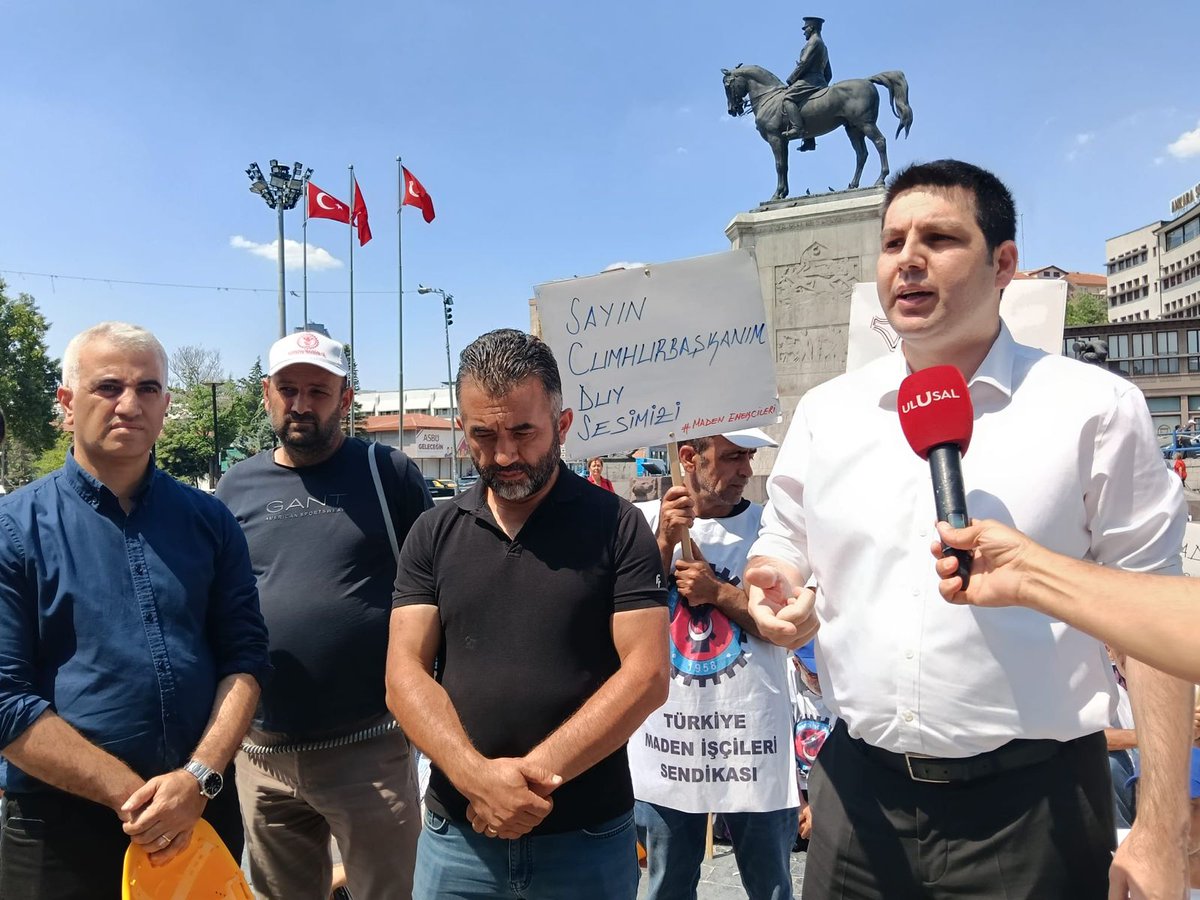 Vatan_Partisi's tweet photo. Genel Sekreterimiz Özgür Bursalı başkanlığındaki parti heyetimiz, alacakları ve kıdem tazminatları için mücadele eden Doruk Madencilik işçilerini ziyaret etti.

Vatan Partisi olarak ekmek davası için mücadele eden işçilerimizle ve Türkiye Maden-İş Sendikamızla omuz omuzayız. https://t.co/2P5HTtwrcM