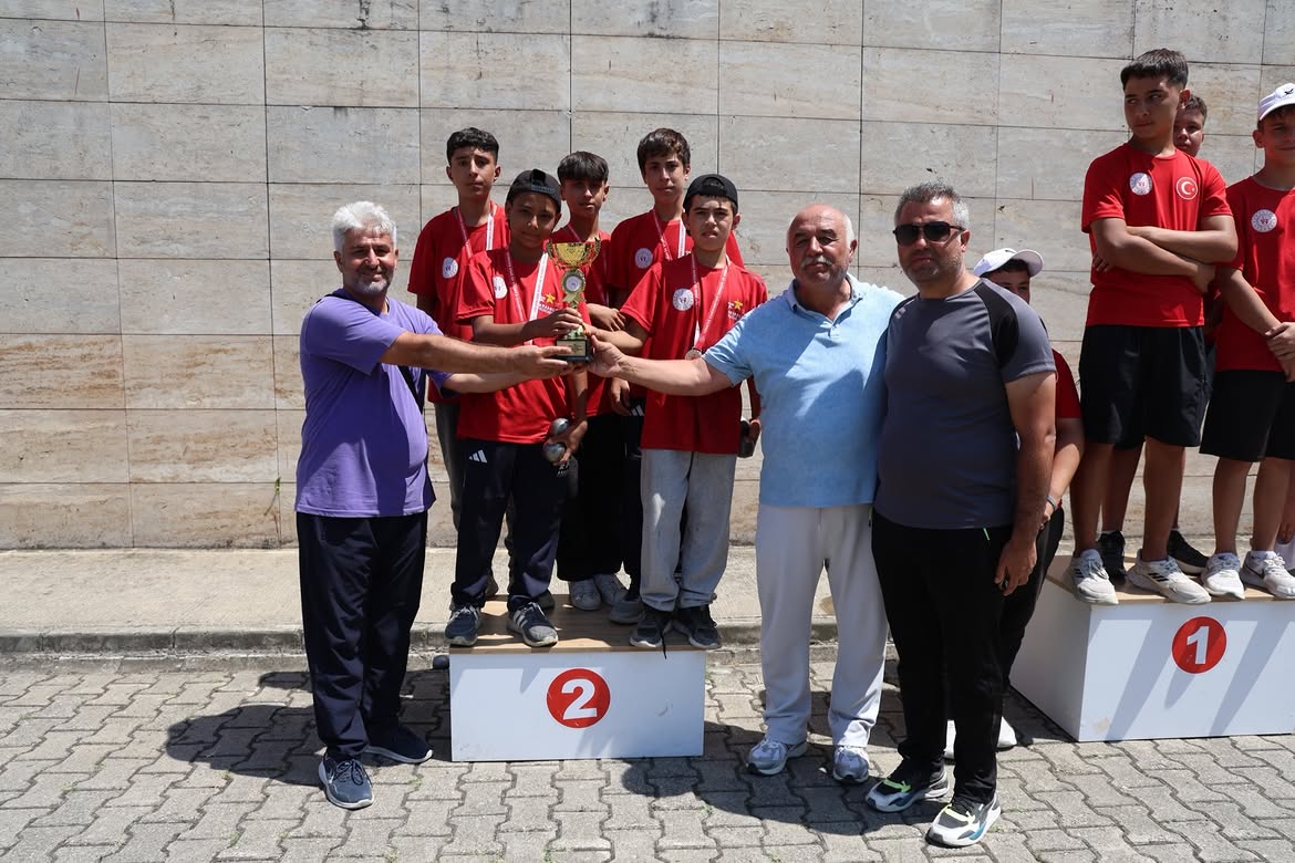 GSB_Adiyaman's tweet photo. ADIYAMAN BOCCE'DE TÜRKİYE'NİN ZİRVESİNDE! YILDIZ ERKEK TAKIMIMIZ ANALİG'DE TÜRKİYE İKİNCİSİ OLDU

Adıyaman Gençlik ve Spor İl Müdürlüğü'nün başarılı sporcuları, Anadolu Yıldızlar Ligi (ANALİG) Bocce Türkiye Şampiyonası'nda elde ettikleri Türkiye ikinciliğiyle ilimize büyük bir gurur yaşattı.

1-3 Ağustos 2026 tarihleri arasında Ordu'nun Durugöl Bocce Sahası'nda gerçekleştirilen Anadolu Yıldızlar Ligi (ANALİG) Bocce Türkiye Şampiyonası, ülkemizin dört bir yanından yaklaşık 300 sporcunun katılımıyla büyük bir heyecana sahne oldu.

Şampiyona boyunca ortaya koyduğu başarılı performans, mücadele azmi ve takım ruhuyla dikkat çeken Adıyaman Yıldız Erkek Bocce Takımı, zorlu rakiplerini geride bırakarak Türkiye ikincisi olma başarısını gösterdi. Elde edilen bu önemli derece, Adıyaman'ın spor alanındaki yükselişini bir kez daha gözler önüne serdi.

Başarının ardından açıklamalarda bulunan Adıyaman Gençlik ve Spor İl Müdürü Sayın Hüseyin Elüstü, sporcuları ve teknik ekibi tebrik ederek şu ifadeleri kullandı:

"Anadolu Yıldızlar Ligi Bocce Türkiye Şampiyonası'nda ilimizi en iyi şekilde temsil ederek Türkiye ikinciliği elde eden Yıldız Erkek Bocce Takımımızı yürekten kutluyorum. Sporcularımızın ortaya koyduğu azim, disiplin ve mücadele ruhu hepimizi gururlandırmıştır. Bu başarıda büyük emeği bulunan antrenörlerimizi, sporcularımızın ailelerini ve katkı sunan herkesi tebrik ediyorum. Adıyaman'da sporun gelişmesi adına yürüttüğümüz çalışmaların meyvelerini almaya devam ediyoruz. İnşallah bundan sonraki süreçte de sporcularımız çok daha büyük başarılara imza atarak ilimizi ve ülkemizi gururlandırmaya devam edecektir."

Adıyaman Gençlik ve Spor İl Müdürlüğü olarak, ulusal arenada ilimizi başarıyla temsil eden sporcularımızı ve antrenörlerimizi tebrik ediyor, başarılarının artarak devam etmesini diliyoruz.