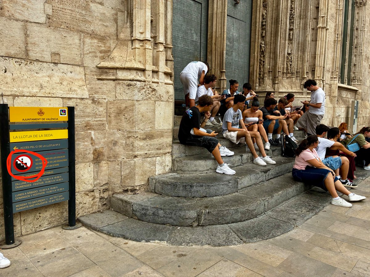 MiquelReal's tweet photo. Així mima València l'alcaldessa María José Catalá.
La Llotja, Patrimoni Cultural de la Humanitat segons la @UNESCO, usada com a barra de bar, incomplint la normativa municipal i amb la passivitat de la @policialocalvlc. https://t.co/oO15G0Dhfp