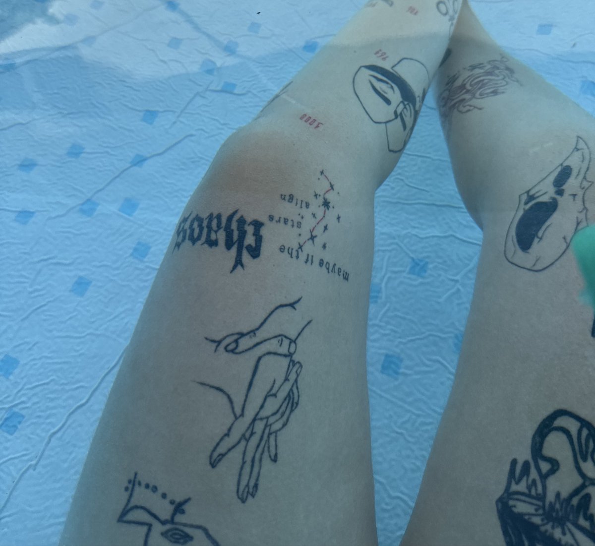 Naoukaa's tweet photo. naouka funfact #63836182:

80% meiner tats sind selbst gestochen, meistens um 2 uhr nachts in meinem kinderzimmer 🫵🏻😎 https://t.co/jPoKCjT3JN