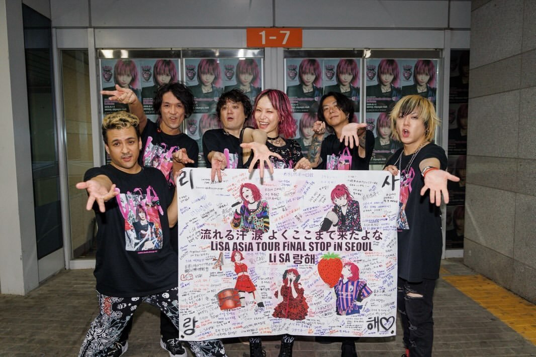 CellClone's tweet photo. LiSA　アジアツアー　韓国
横断幕企画をやらせていただきま��た。
歩き続けてまた会いましょう
See you again!

描いてくれた
@LiSAlove_19 
空港出迎え協力してくれたみなさん
メッセージ書いてくれたみなさん
LiSAに渡した
@LiSAKKO_JUN 
ありがとうございました！
今日もいい日だ！
@LiSA_OLiVE https://t.co/AmXMm29yzz