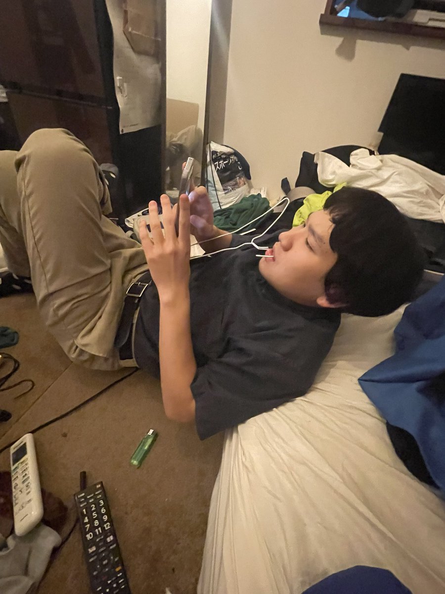 Official20Apple's tweet photo. ハンガー咥えさせてロブロックスさせたら、静かになる大きい子供たちとライブに出ます！
みんなの夏に花添え https://t.co/9vVnkcPmgZ