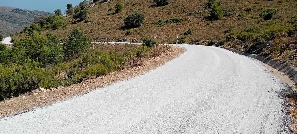 AMGVA's tweet photo. La mejora de pistas forestales es parte de los trabajos de prevención para la vigilancia y en su caso accedo de nefuos de extinción.

Los Agentes Medioambientales informamos del estado y proponemos reparaciones.

Y la supervisión de las obras son parte del servicio.🙋🏻‍♂️👮🏻👮🏻‍♀️🚔 https://t.co/EgXmMYXK1e