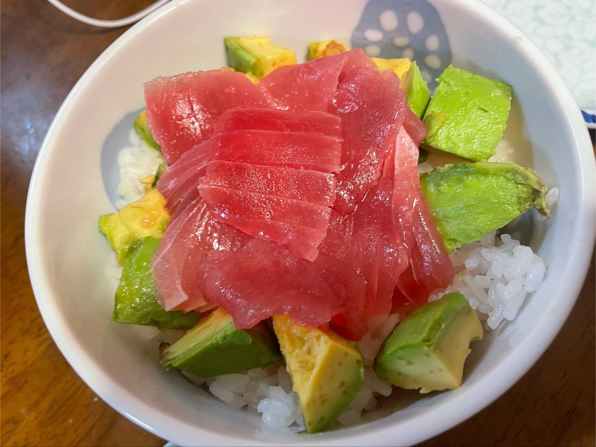 agekun1018's tweet photo. お店のアボカド持って帰っていいって言われたから持って帰って丼にした😗😗😗😗 https://t.co/bl8dzynoed