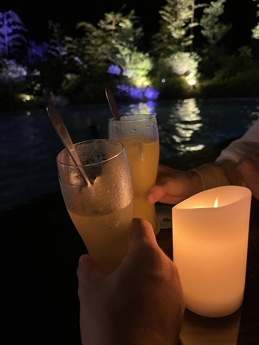 aoni_cp's tweet photo. 一度はやってみたかった。妻とナイトプールGMK https://t.co/Cb5sNpAU8E