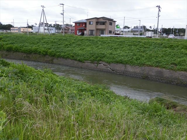 ridge46's tweet photo. 今日、逢瀬川流域を散歩していたら危険な場所がありました。先日の大雨で壊れてしまったのかな・・・！
#逢瀬川流域 https://t.co/w6CMCOnWca