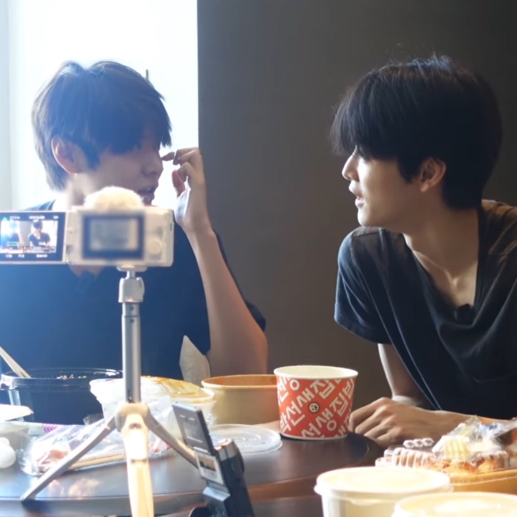 thexnh's tweet photo. หินคงรักเพื่อนมาก https://t.co/WbIzIHmZWO