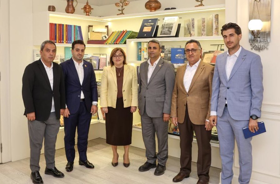 AhmetTitiz27's tweet photo. Gaziantep Büyükşehir Belediye Başkanımız Sayın Fatma Şahin’i ziyaret ederek, muhtarlık camiamızın beklentileri ve Gazi şehrimizin geleceğine dair önemli değerlendirmelerde bulunduk. 

Ortak akıl ve istişare kültürüyle şehrimize hizmet etmeye devam edeceğiz. Misafirperverliği ve destekleri dolayısıyla Sayın Bakanımıza teşekkür ediyorum.
@FatmaSahin
