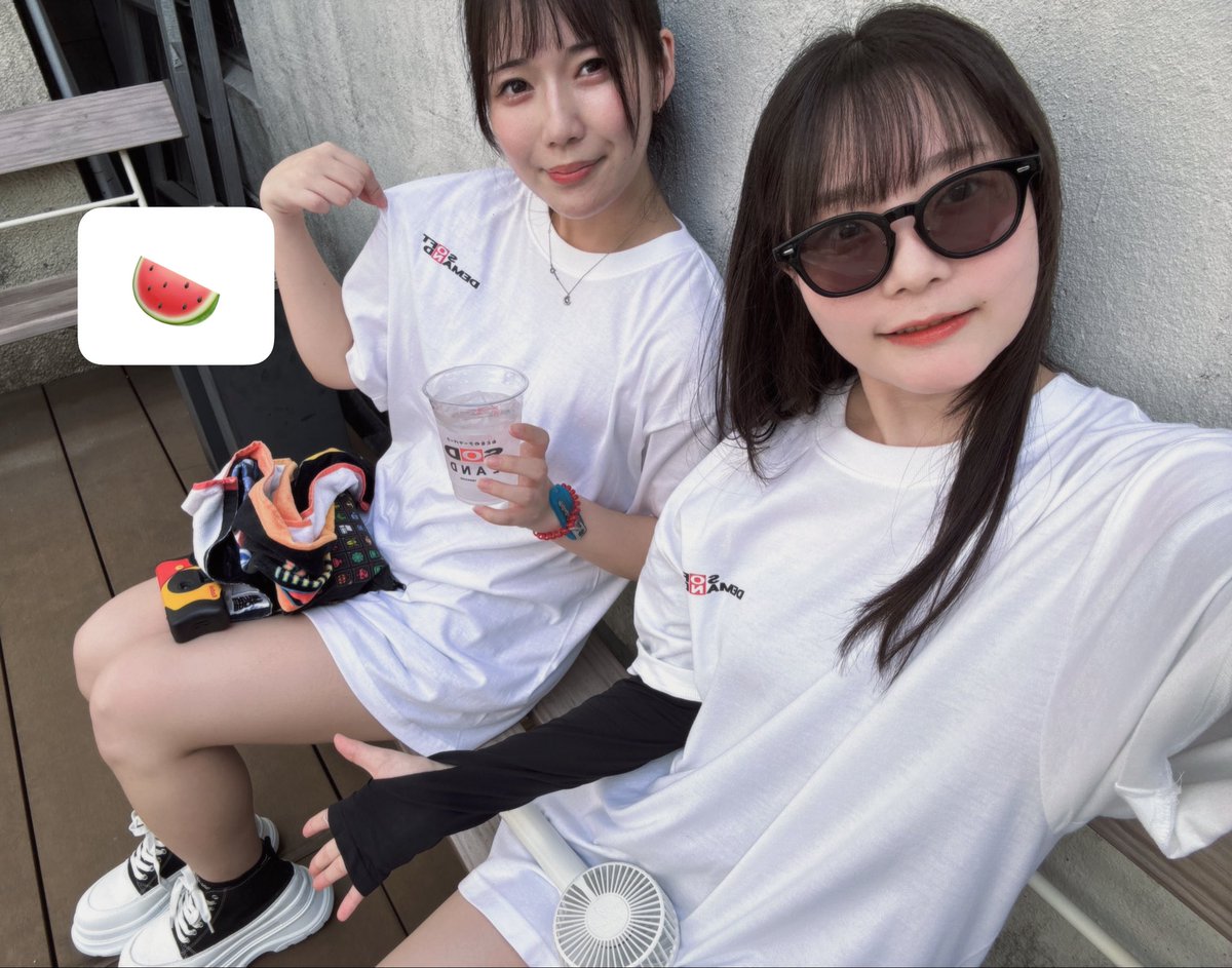 itosukoyaka's tweet photo. 屋上BBQ、遊びに来てくださった方、チェキちん沢山の持ち込み‼️ありゃんとやしたン⭕️

完全に夏はじまたね^ - ^b

BBQすこのイメージで🕶️かけてましたが犬散歩マダムすこと言われて爆ワラでしたわよ(^^)／~~~ウフ https://t.co/5L5QAonp9H