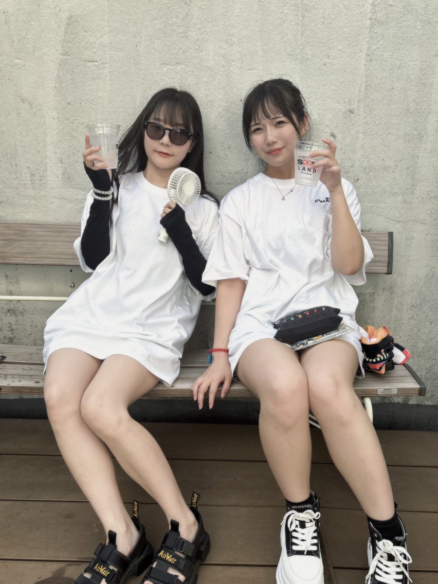 itosukoyaka's tweet photo. 屋上BBQ、遊びに来てくださった方、チェキちん沢山の持ち込み‼️ありゃんとやしたン⭕️

完全に夏はじまたね^ - ^b

BBQすこのイメージで🕶️かけてましたが犬散歩マダムすこと言われて爆ワラでしたわよ(^^)／~~~ウフ https://t.co/5L5QAonp9H