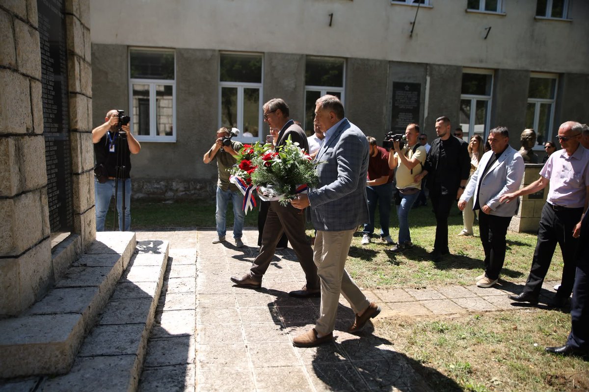 SNSDDodik's tweet photo. Предсједник @MiloradDodik и предсједник Србије @avucic посјетили су Храм Пресвете Богородице и  положили вијенце код споменика жртвама усташког терора у Новом Селу код Српског Купреса. https://t.co/HULilIGivg