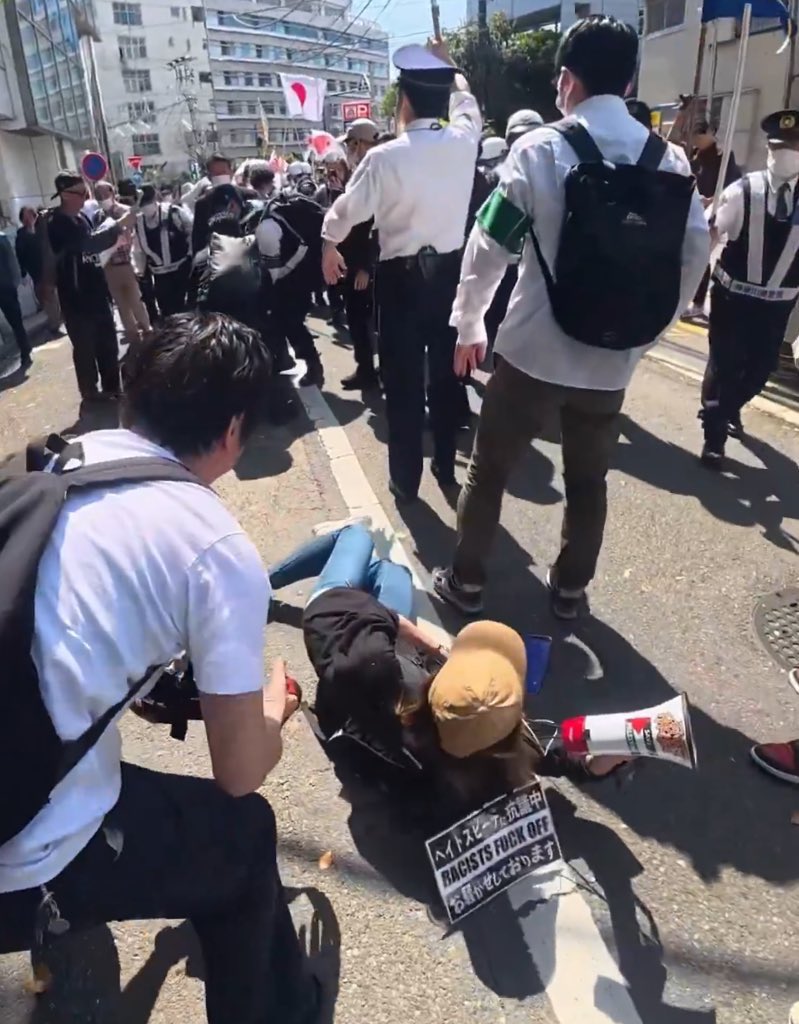 zetsuboushika's tweet photo. 善良な藤沢市民たちへ

絶対に近寄るべきでない
市内のスポット、日時のお知らせです

彼らは通行人の写真を無加工でSNSに上げまくるから本当に危険です
日頃から人様に中指立てたり罵詈雑言を浴びせかけたり地べたに転がったりしてる人たちです

#しばき隊 #藤沢モスク反対 https://t.co/qPwQPm6Y4V
