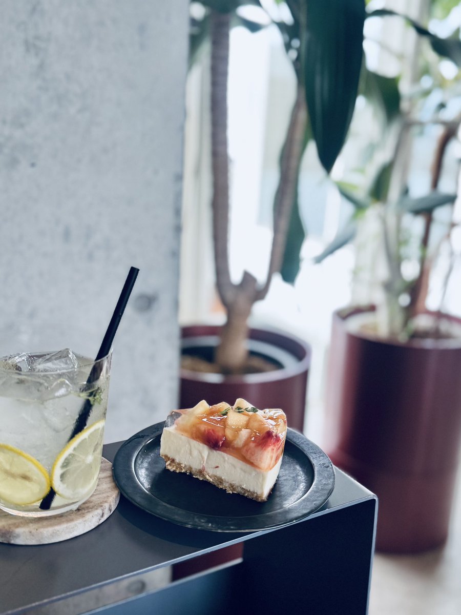 hanedablog's tweet photo. 昨日、下北沢の穴場カフェ

📍coen cafe&bar 月日 へ。

ここの空間と
音楽が心地よくて
なんと23時まで
営業してる🌃✨

いただいたのは
🍑もものチーズタルト
🍮イタリアンプリン
🍋レモンスカッシュ
🥛アイスカフェラテ

ラテの美しい層に
　　　見惚れちゃう ༶༶⁺₊

どれも美味しくて
ついつい長居したくなる
素敵な場所でした。