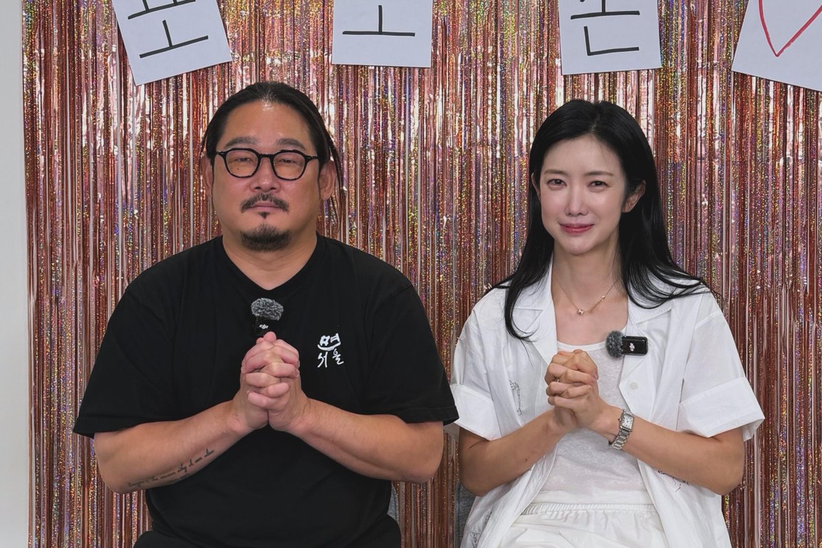 revistakoreain's tweet photo. O chef #KimDoYun, conhecido por #CulinaryClassWars, revelou que está em um relacionamento com a atriz #KimSeoYeon há quatro anos. 

O casal compartilhou a história do namoro em um vídeo no YouTube, incluindo como se conheceram e o motivo de terem mantido o relacionamento longe das redes sociais por tanto tempo.

cr: Korea JoongAng Daily