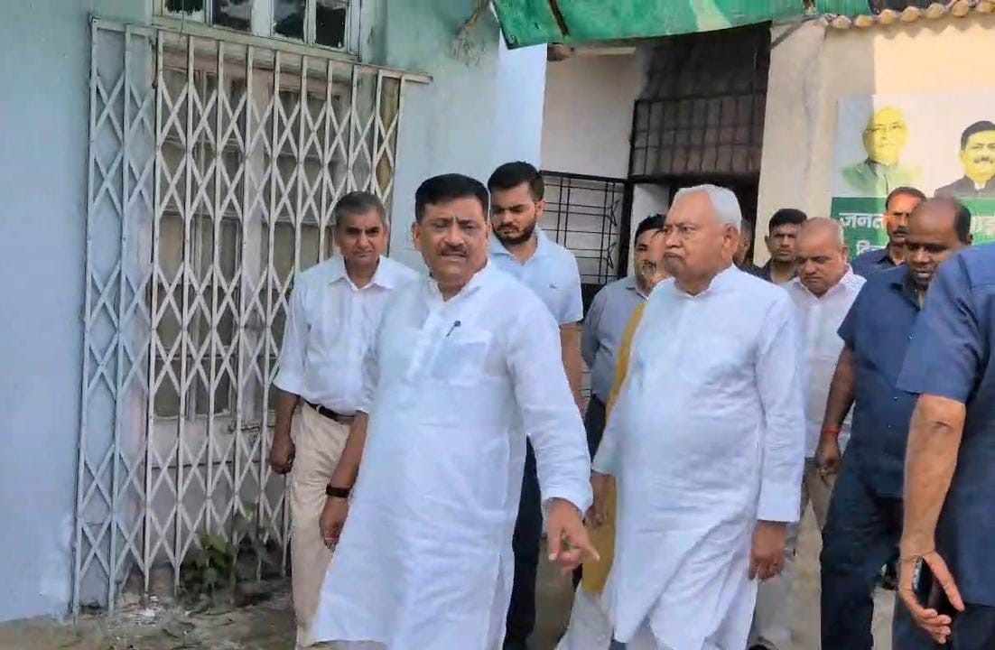 NitishKumar's tweet photo. आज जंतर-मंतर, नई दिल्ली में जनता दल (यूनाइटेड) के राष्ट्रीय कार्यालय का निरीक्षण किया। साथ में पार्टी के राष्ट्रीय कार्यकारी अध्यक्ष श्री संजय कुमार झा जी भी मौजूद रहे। (1/3)

@SanjayJhaBihar 
@Jduonline https://t.co/LMBxuaJR8h