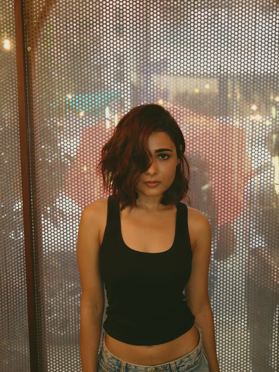 GlobalCineOffl's tweet photo. Shalini Pandey 🖤🔥 https://t.co/8XJWXp3gzG