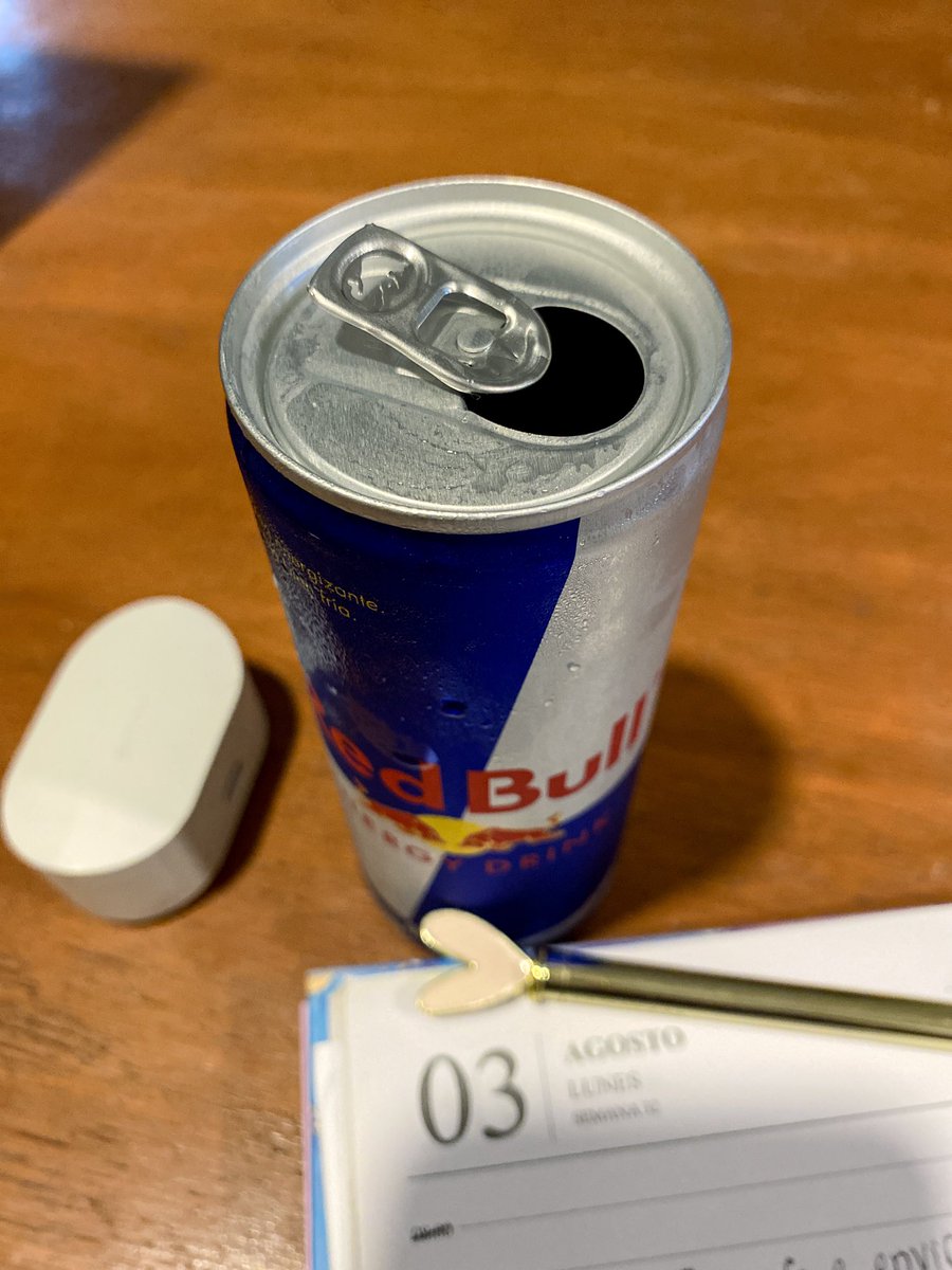 fiamaetc's tweet photo. na minha última gravidez, cheguei no consultório do médico novo perguntando:

- dr, ocasionalmente posso tomar uma latinha de redbull?

ele respondeu:
- de jeito nenhum, muita cafeína

- é que o senhor liberou café com moderação…

- café pode, até duas xícaras por dia. redbull, não!

- mas dr, eu posso continuar suplementando taurina? pra ansiedade?

- pode sem problema nenhum.

fui pra casa pensando:
1 lata de redbull tem 80mg de cafeína.
2 xícaras de café têm 240mg de cafeína.

não é possível que ele não tenha feito essa conta.

voltei no consultório:

- dr., se eu posso tomar café e posso tomar taurina, por que não posso tomar red bull - que tem menos cafeína que um cafezinho?

(sim eu sou chat��ssima com essas coisas, leio tudo, pesquiso tudo e faço continha)

e ele teve a patífia de se esquivar assim:
- muito açúcar! 

e trocou de assunto.

bem, se grávida pode ou não tomar redbull, eu não sei…
mas o médico também não sabe.

saí do consultório e comprei uma latinha.
e nunca mais voltei lá