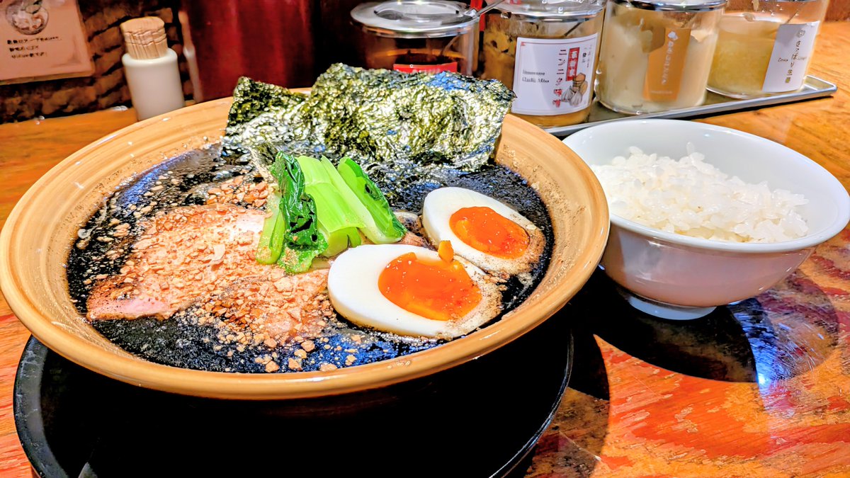 Mascara_condor's tweet photo. 革新家 OCHIAI＠落合
ガーリックマー油めん +塩とろ味玉
前回気になっていたマー油🍜天外天直伝のニンニクチップの香ばしさにも食欲が猛烈に刺激される😆まろやかで雑味のない家系スープと相まって箸もレンゲも止まらず完飲 https://t.co/6uPwIBN8aT