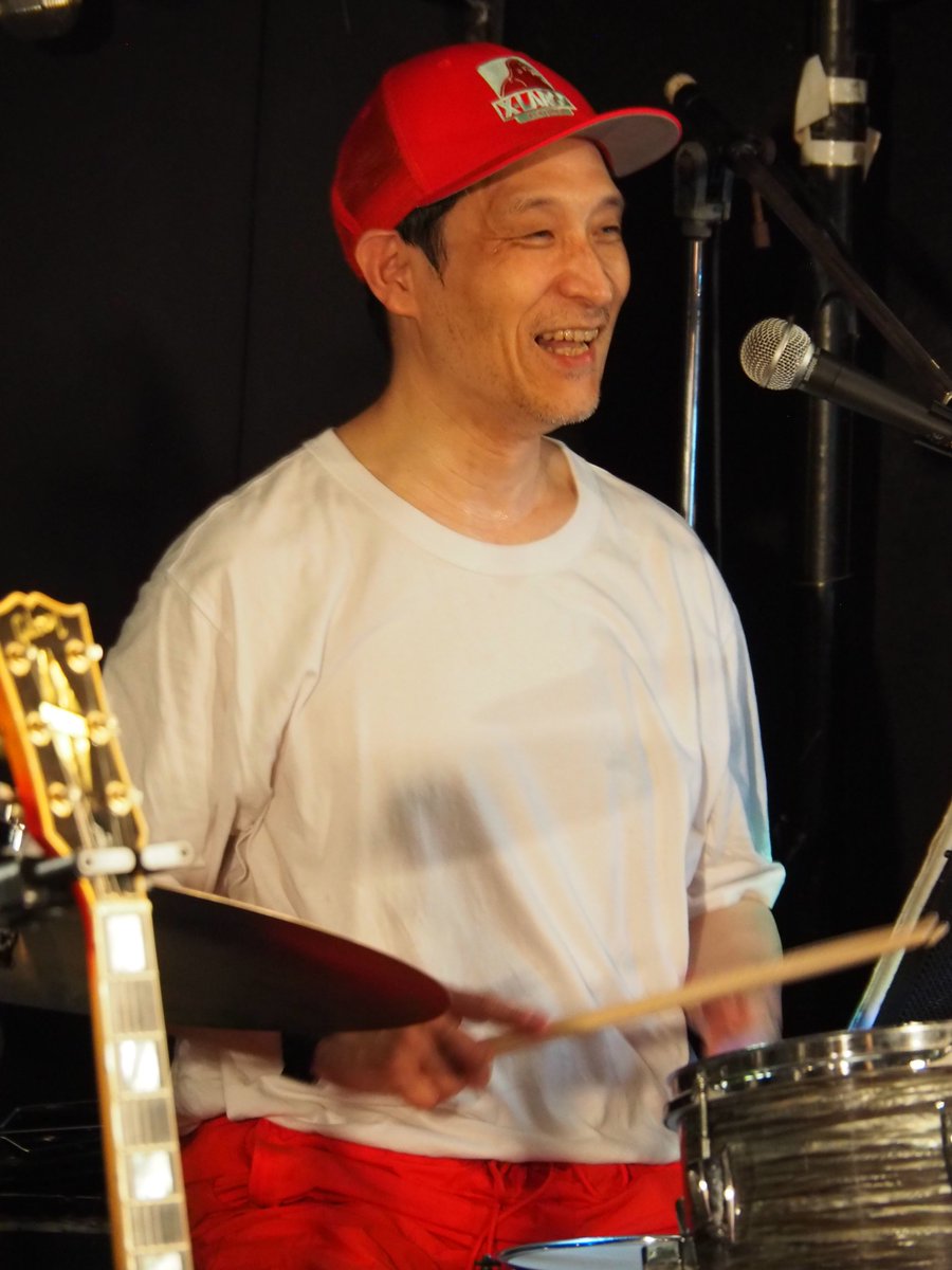 majus_t's tweet photo. 阿部耕作さん、相変わらず骨がありながら繊細なドラムで素晴らしかったです。皆さんから愛されるドラマーなんだなあと改めて感じました。ずっと演奏されてて本当にお疲れ様でした。 https://t.co/VTo1d4ONZU