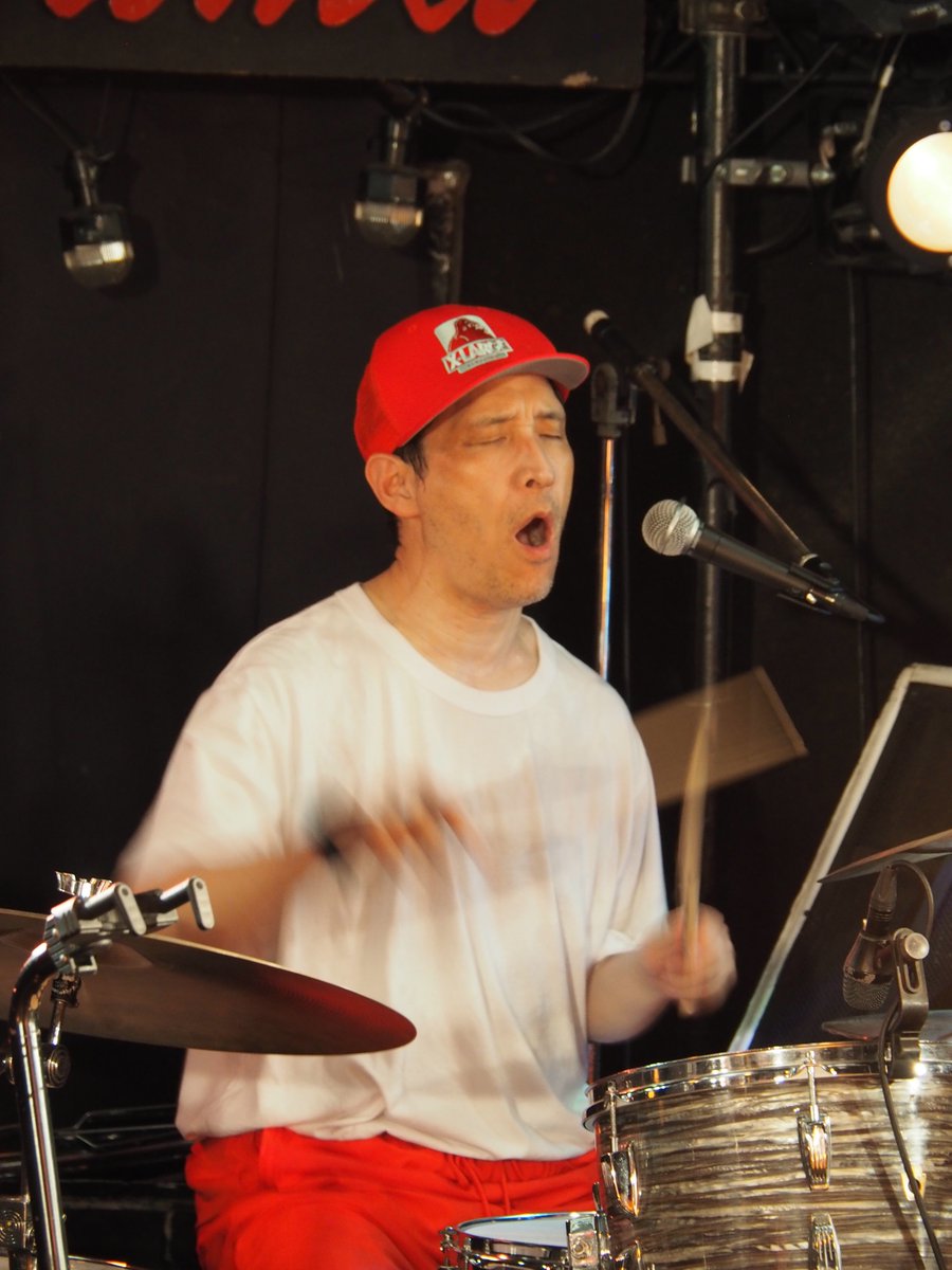 majus_t's tweet photo. 阿部耕作さん、相変わらず骨がありながら繊細なドラムで素晴らしかったです。皆さんから愛されるドラマーなんだなあと改めて感じました。ずっと演奏されてて本当にお疲れ様でした。 https://t.co/VTo1d4ONZU