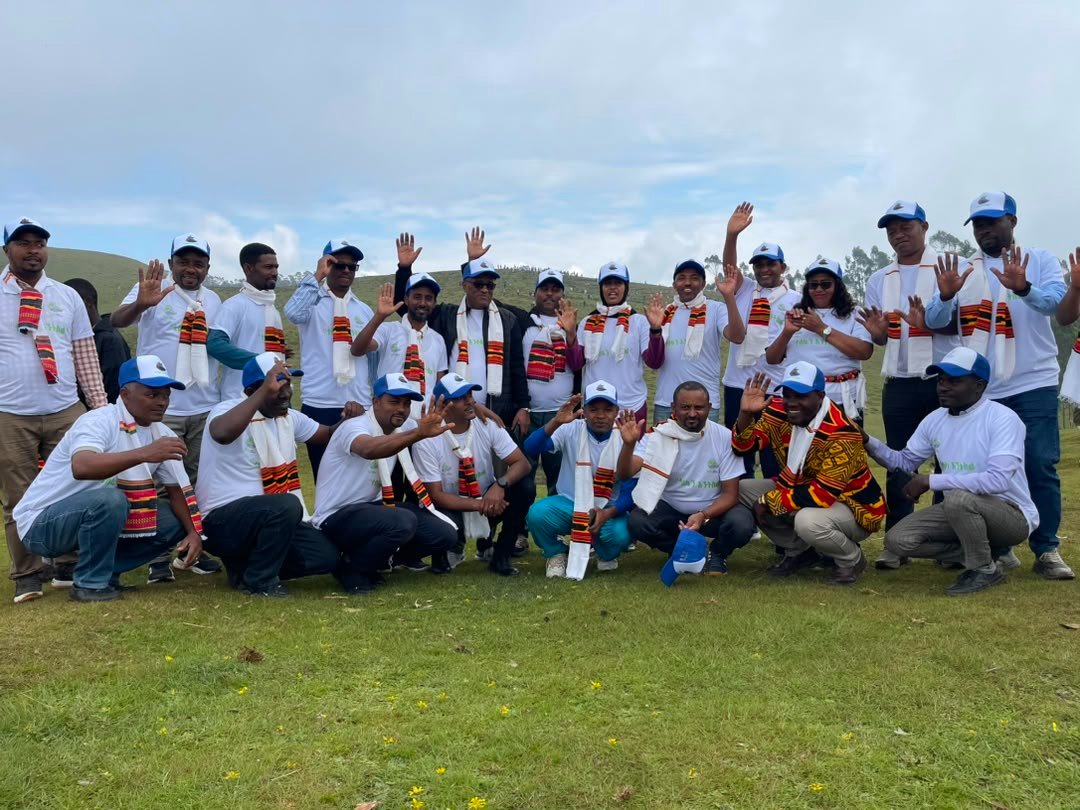 RRSEthiopia's tweet photo. 800 million seedlings in a single day!
Proud to be part of history! Today, RRS family &amp; partners joined hands with millions across 🇪🇹 for the 2nd time in the year to contribute to the national greening initiative of planting 800 million tree seedlings in a single day.
🌱🍀🌴 https://t.co/vZo7sE6KuU