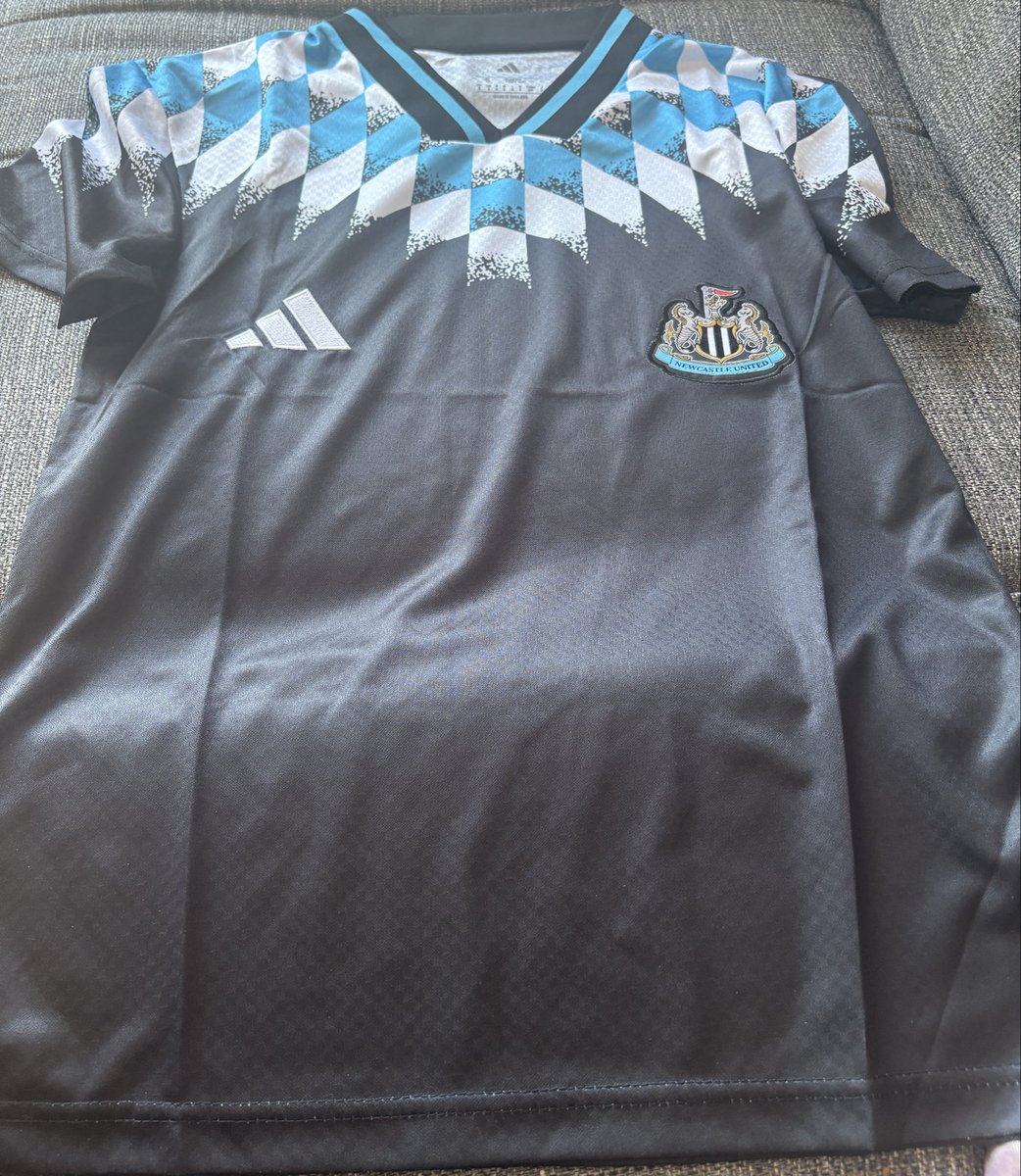 jackcoy91's tweet photo. Bought the wrong size stadium shirt on DHGate. Size small but likely more suited as a teen/older kids size. Don’t want anything for it, happy to send to the someone who wants it for their kid for the new season (knowing it’s fake) #nufc https://t.co/m4BGimDjoU