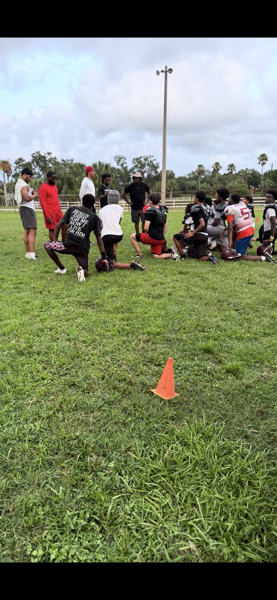 DominickRolle's tweet photo. Blessed to have had the opportunity to speak to a youth football team today and share my story. I talked about the sacrifices, the work, and what it really takes to compete at the next level. Hopefully I was able to motivate at least one kid to keep chasing that dream 💯!!! https://t.co/wX1hWw8Iqw