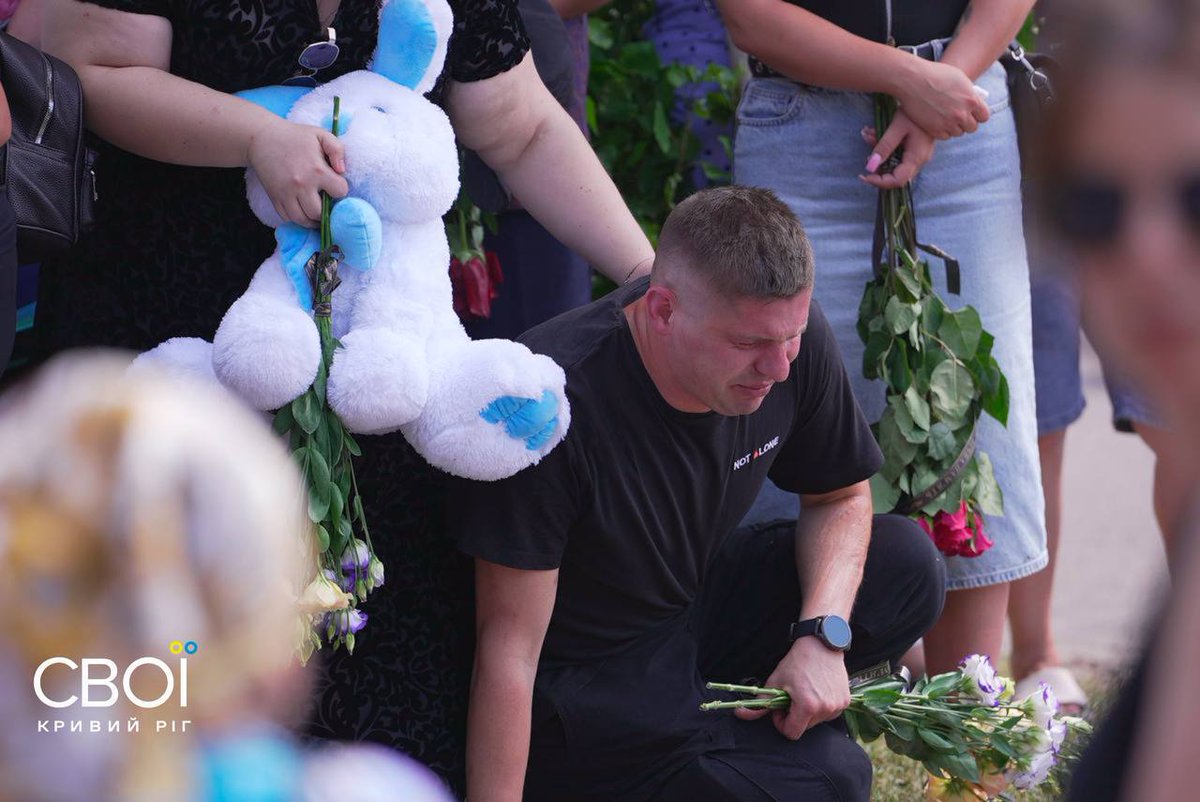visegrad24's tweet photo. 🇺🇦🕯️ Today, funerals are being held for members of the large Voronov family

On July 30, a Russian ballistic missile hit their house, killing the parents Artem and Olena Voronov, as well as their children Mark, Azariy Ilai and Emilia.

Five more children, Zakhariy, Dominika, Viorika and Federika, and their one-and-a-half-year-old grandson Artem are still listed as missing. 

Their remains have not yet been found and identified.