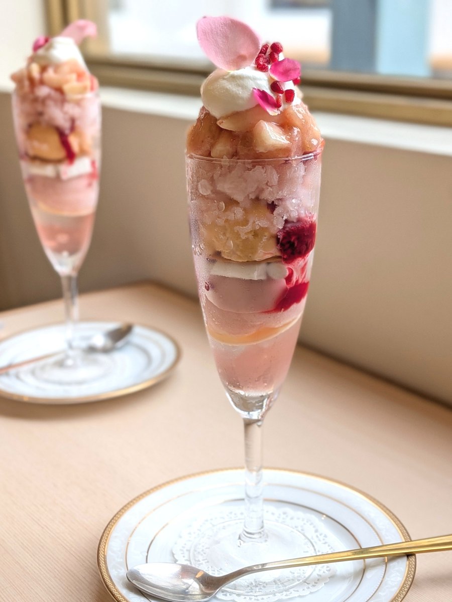 sweet_s_teews's tweet photo. ユキノシタさんの桃と薔薇のパフェと桃のショートケーキ🍑
最高に美味しかった…！！ https://t.co/XLq4VQ1Oen