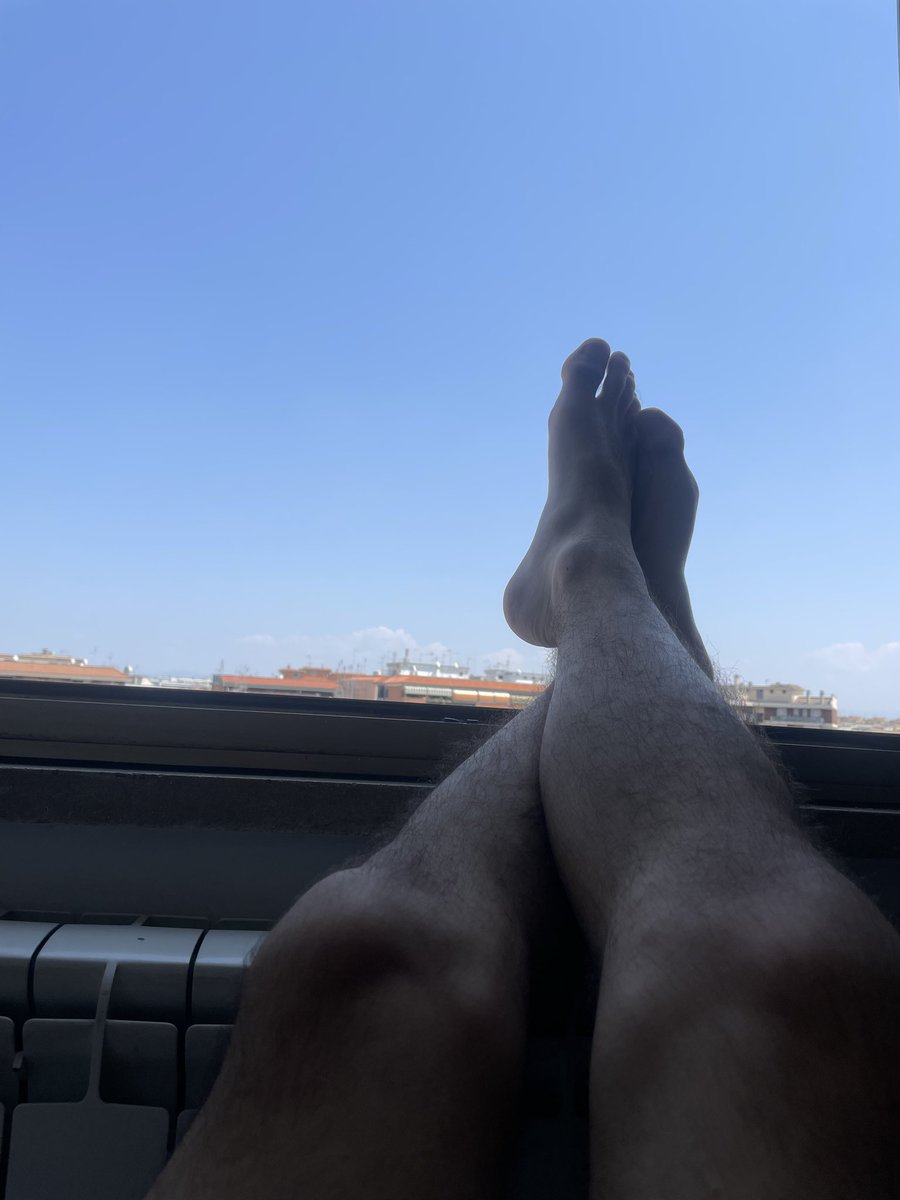 Stardust_Crs's tweet photo. Just chilling in a classic italian balcony and casually puttin on a show for the neighbourhood.

#feet #feetfetish #gay #slaves #italiangay #gayboy #gayfeet #hairy #hairyfeet https://t.co/IaKDsBF07f