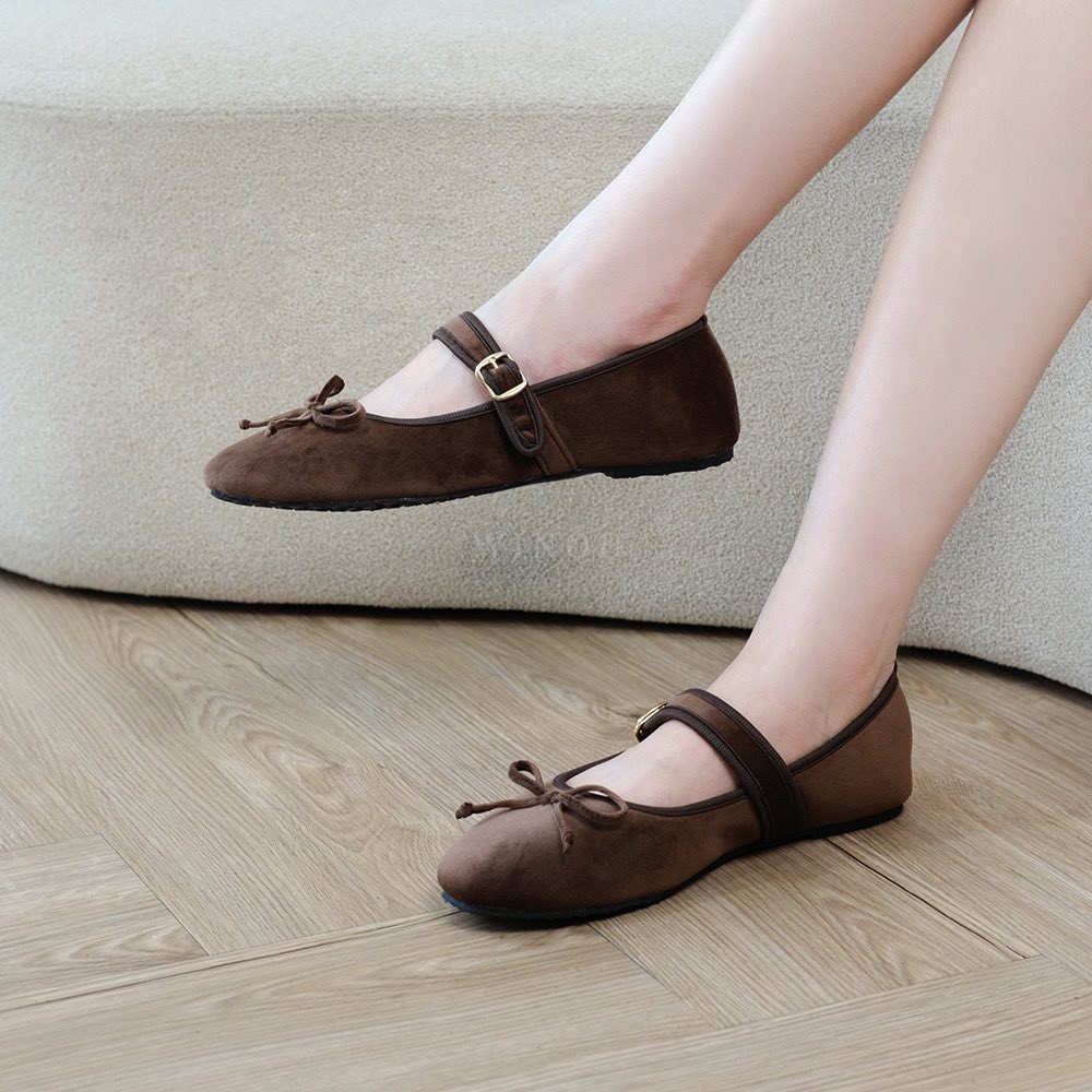 girljaeee's tweet photo. Model pertama, buat yang suka gaya klasik ala cewek kue atau coquette vibes, ada koleksi velvet mary jane dengan aksen pita di depan. Bahannya lembut beludru, bikin penampilan langsung keliatan manis seketik 
📌 https://t.co/R587HrWFrN https://t.co/0lF1f0pSKk
