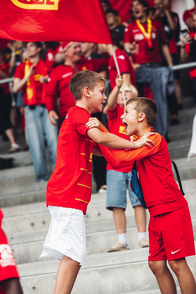 FCNordsjaelland's tweet photo. 𝐏𝐎𝐒𝐓 𝐌𝐀𝐓𝐂𝐇 𝐍𝐔𝐌𝐁𝐄𝐑: 1️⃣5️⃣
Med den sent sikrede sejr over Randers FC søndag nåede vi op på nu 15 kampe i træk uden et nederlag på hjemmebane til kronjyderne. Siden februar 2015 har vi vundet 10 og spillet fem kampe uafgjort. #fcnrfc #sldk https://t.co/V7wVTKyfkG