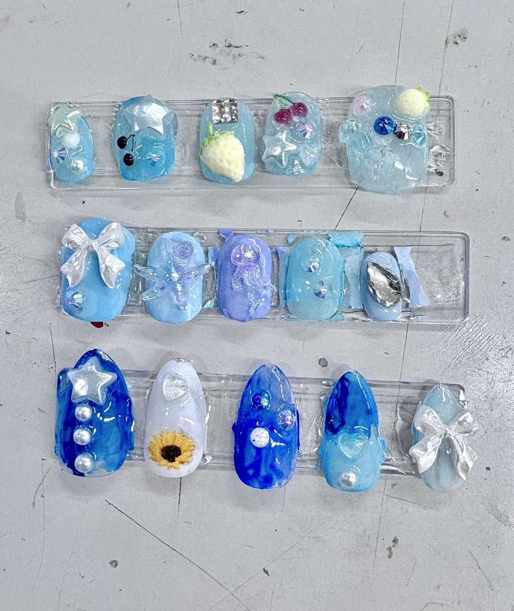 asaka_art's tweet photo. 夏だってアートだ！「ネイルチップを作ろう」

チップをサンディング！この作業が後の絵の具の乗りを左右します🎨
続いてデコレーション。絵の具を塗り、小さなパーツをピンセットとグルーで配��し固定していきます。中には爪楊枝で絵を描いた子も👀
絵を描いた台紙に貼り付けて完成〜！

#イベント https://t.co/G7i6h6BQdC