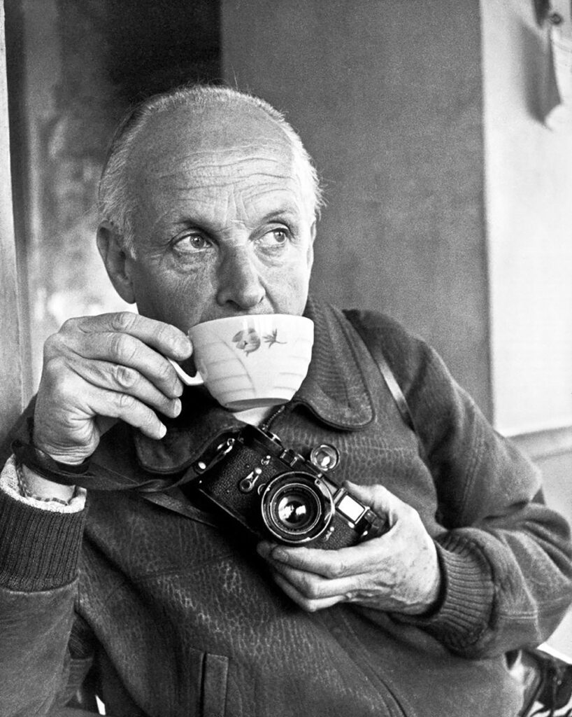 CeJour_Histoire's tweet photo. 3 août 2004. Henri Cartier-Bresson meurt à quatre-vingt-quinze ans, dans un village des Alpes-de-Haute-Provence.

Il avait passé le siècle à saisir les autres au millième de seconde, sans jamais recadrer un seul de ses tirages. On l'a surnommé l'œil du siècle.

Fait prisonnier en juin 1940, il passe près de trois ans dans les camps allemands. Deux évasions échouent. La troisième réussit, en février 1943. Il récupère l'appareil qu'il avait mis à l'abri avant sa capture et rejoint la Résistance.

En 1946, le musée d'art moderne de New York lui préparait une exposition posthume. On le croyait mort à la guerre.

Il a traversé l'Atlantique pour venir l'accrocher lui-même.